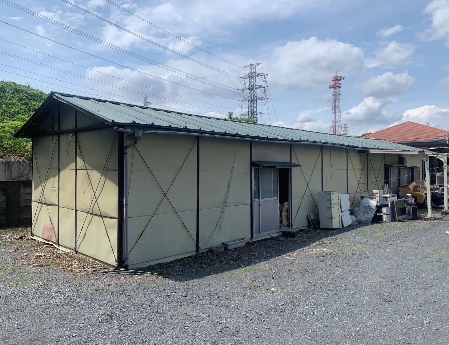 八王子市の空き家プレハブ小屋の残置物撤去と伐採及び解体作業